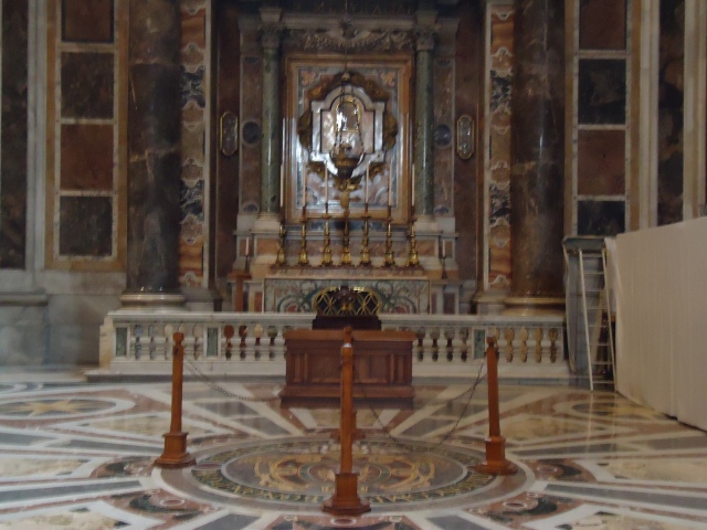 Floor detail past the Pieta.